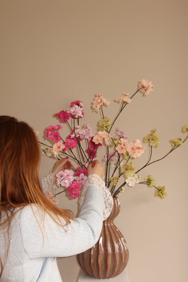 Boeket met zijden bloemen in een sfeervolle hoek