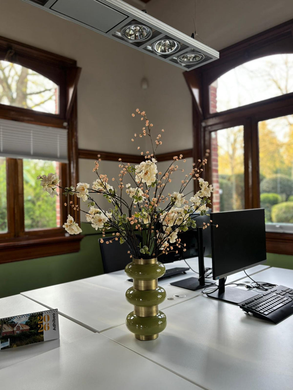 Zijden bloemen in een zakelijke ruimte