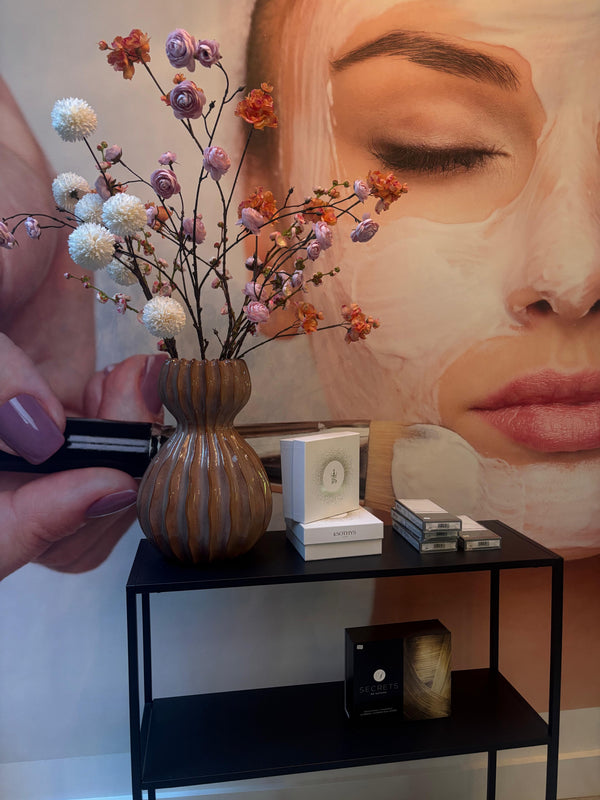 Zijden bloemen in vaas voor een kunstwerk in de schoonheidssalon