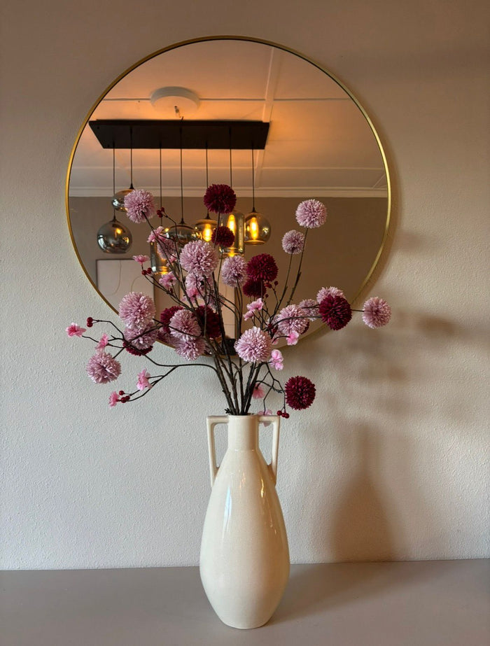 Zijden boeket in vaas in een warm interieur