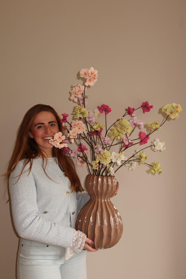 Interieur met zijden bloemen in de avond